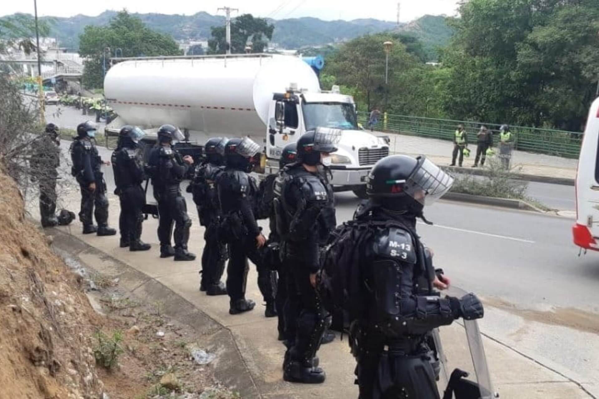 Esmad libera vías en Bogotá tras paro de camioneros y transportadores