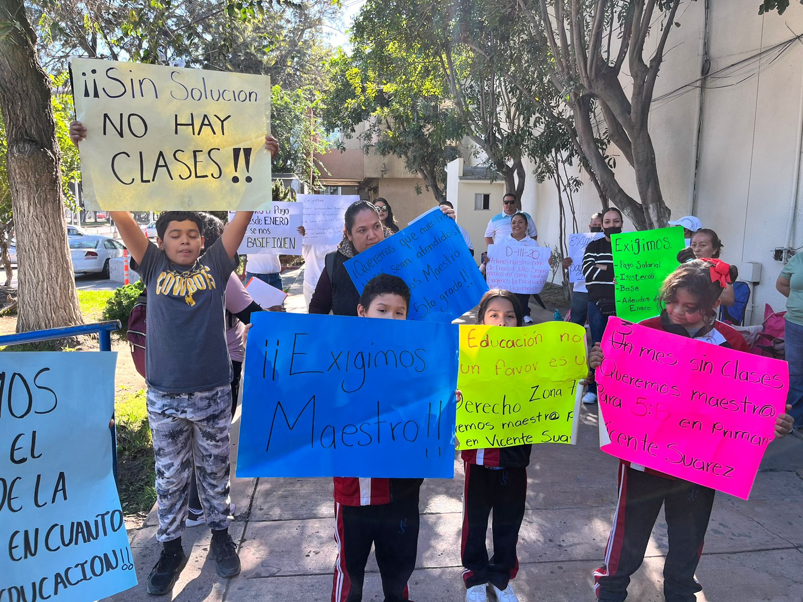 Padres de familia de escuelas primarias toman oficinas de la Secretaría de educación en Tijuana