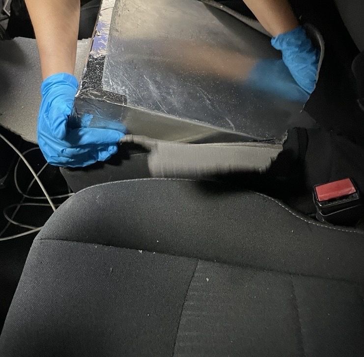 🚨 Agentes de CBP en San Ysidro descubren fentanilo y cocaína ocultos en compartimentos dentro de los asientos de un vehículo