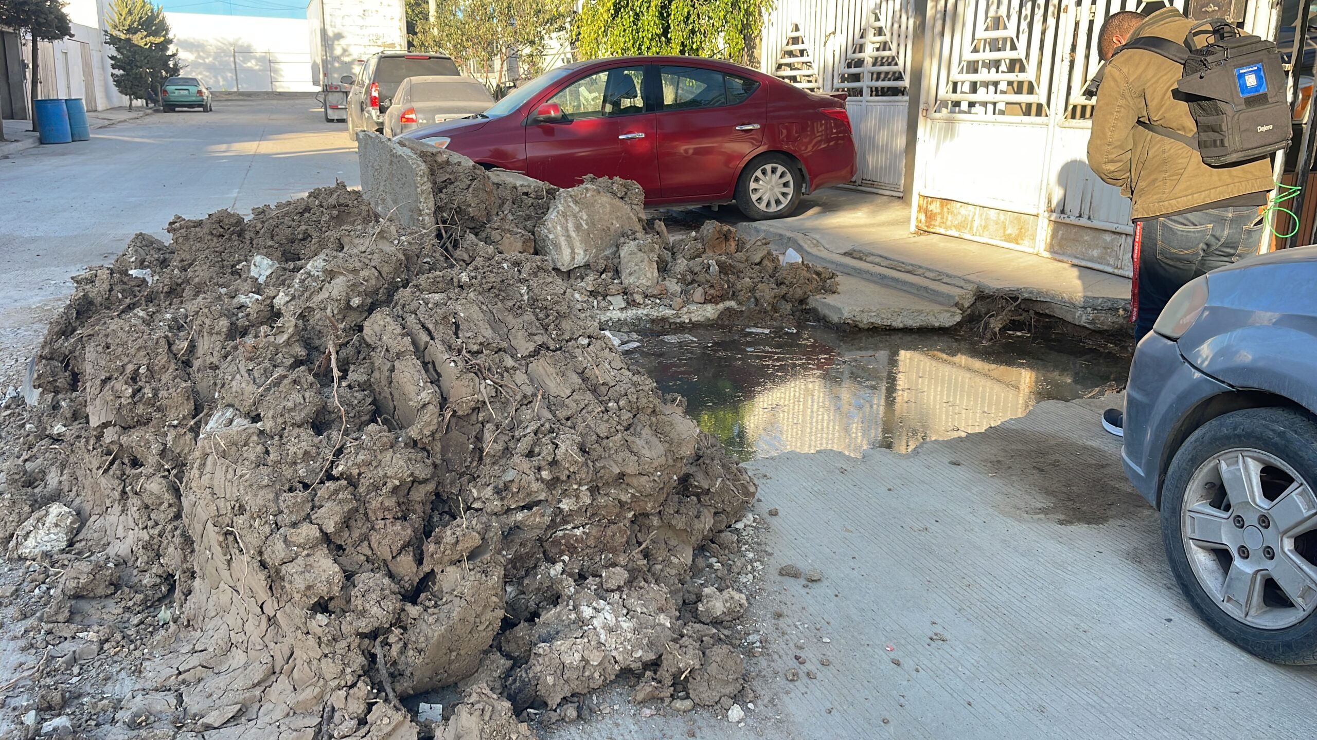 💦Fuga de agua potable deja calle destrozada e intransitable en fraccionamiento magisterial de Tijuana