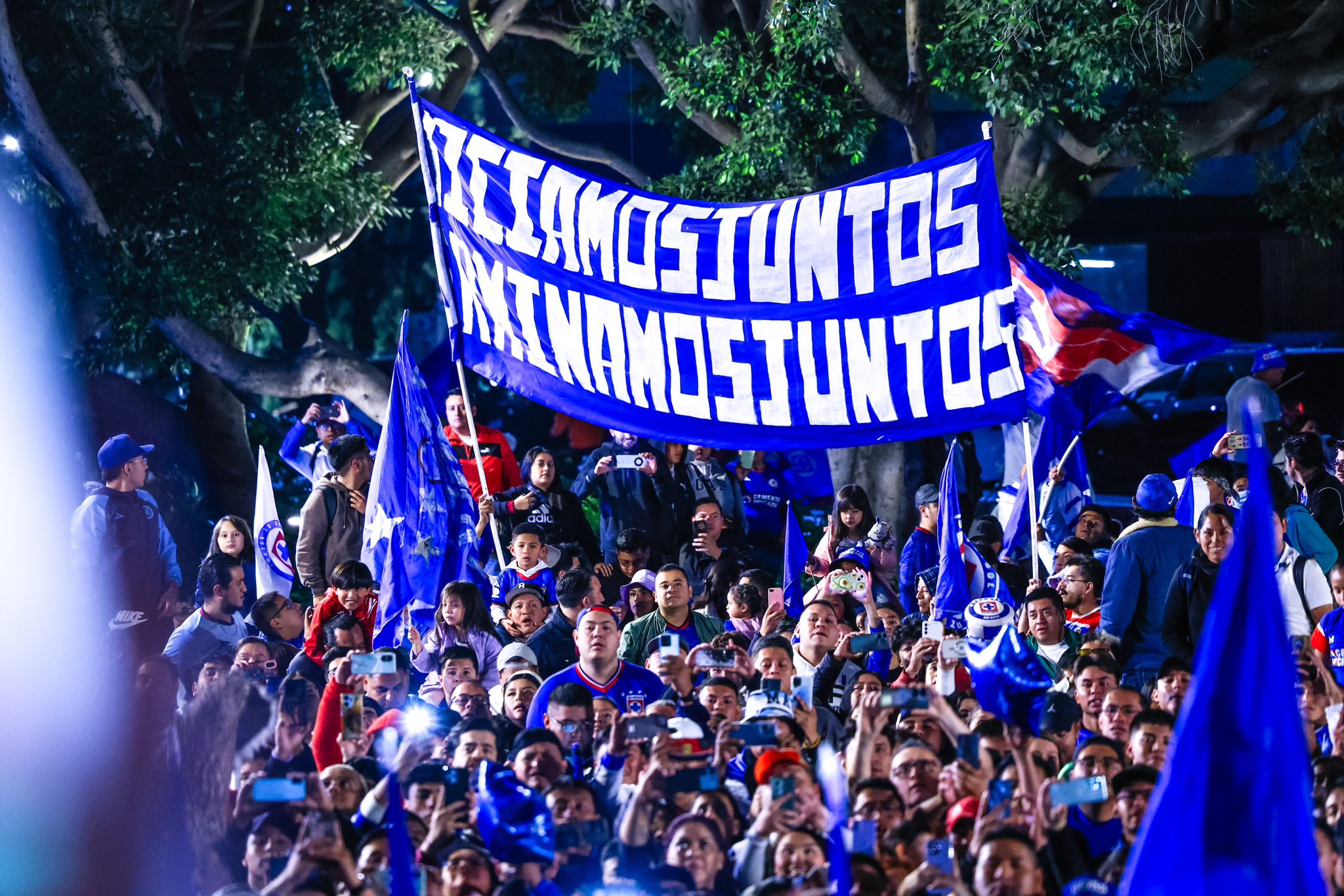 Cruz Azul recibe serenata antes del duelo contra Xolos: Anselmi y Rivero alientan con emotivo discurso