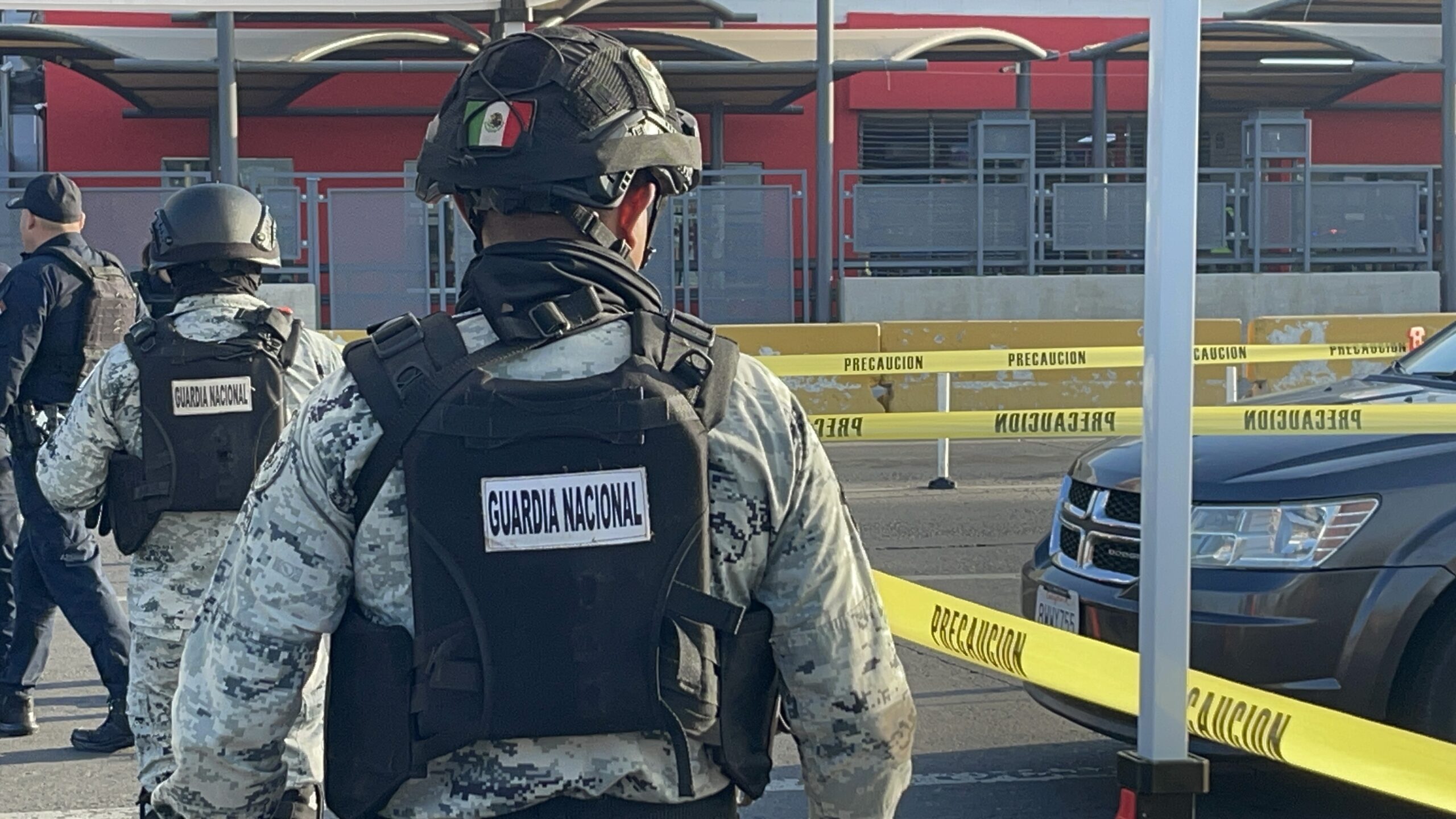🚧 Instalan filtro de seguridad en la garita de San Ysidro para detener migración y agilizar el cruce