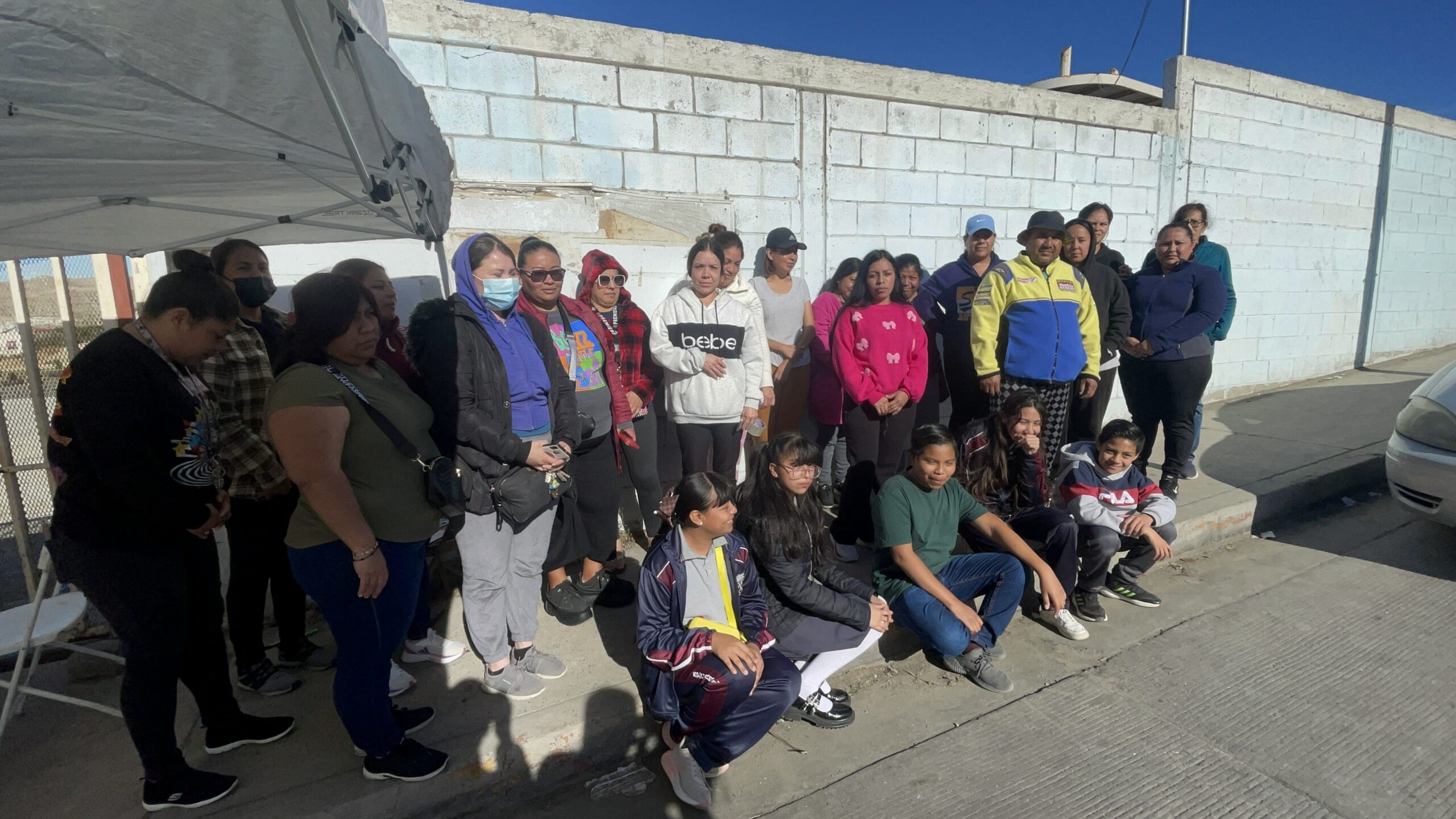 📚 Estudiantes y padres de familia toman escuela secundaria en protesta por falta de personal y recursos