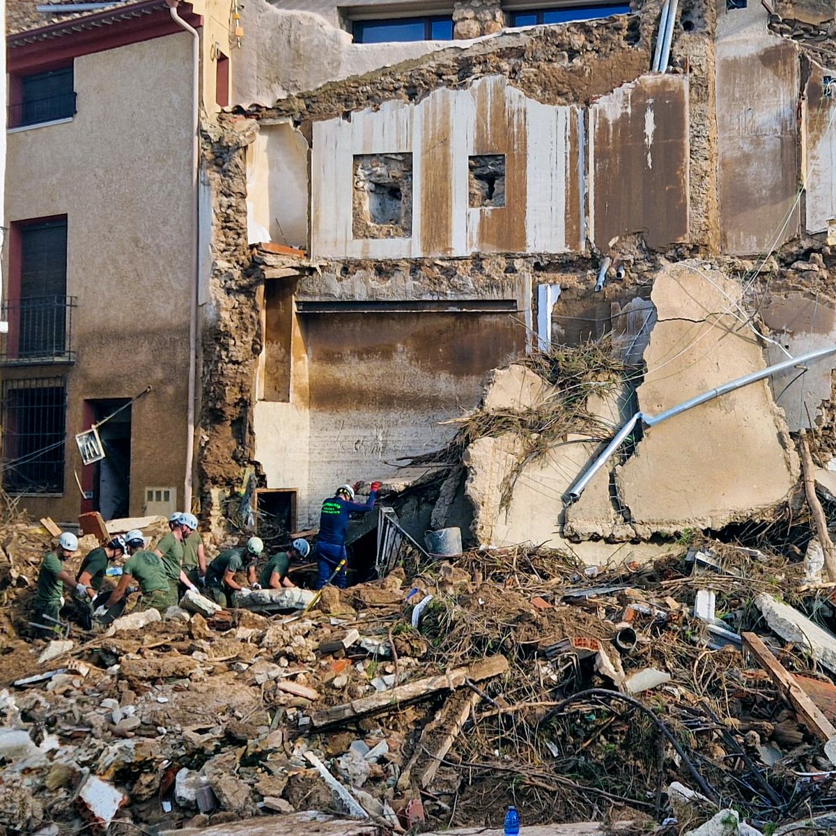 Presidente Petro confirma 32 colombianos desaparecidos tras inundaciones en Valencia, España 