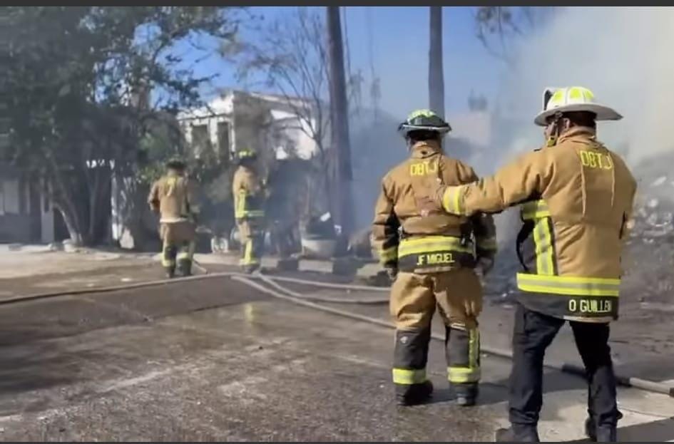 🚨 Se incendia casa en la colonia 10 de mayo ￼