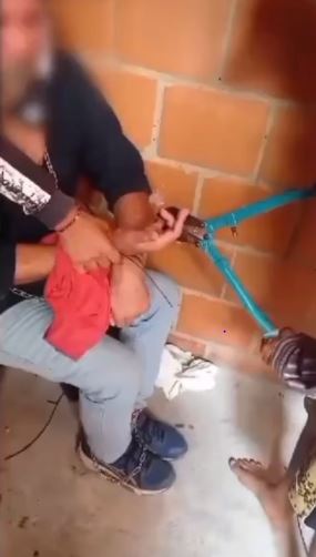 Secuestradores envían video amputando a su víctima para exigir $500 millones 