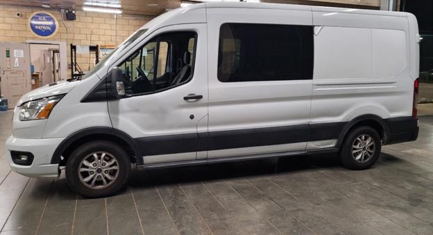 🇺🇸 Agentes de la Patrulla Fronteriza detienen una camioneta utilizada para contrabandear personas