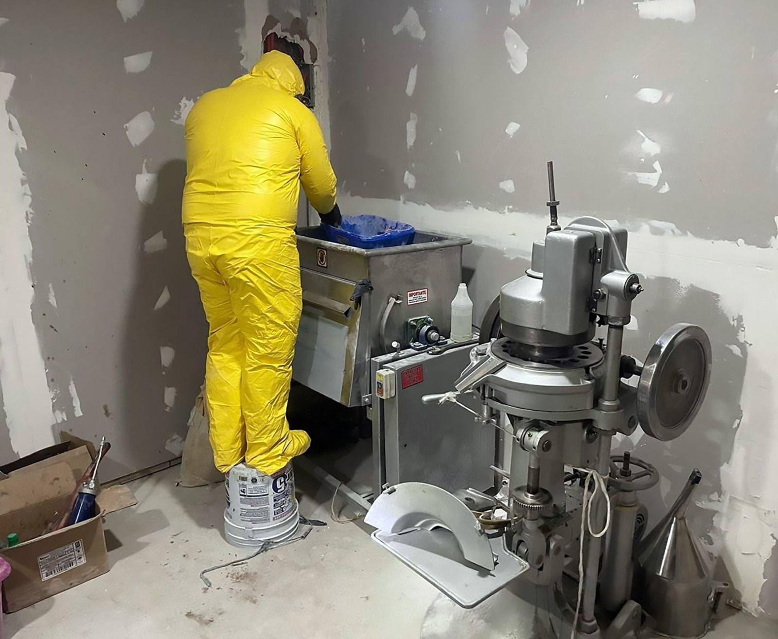 ☢️ FGR ejecuta cateo en inmueble y asegura fentanilo, maquinaria y otras sustancias ilícitas en Mexicali