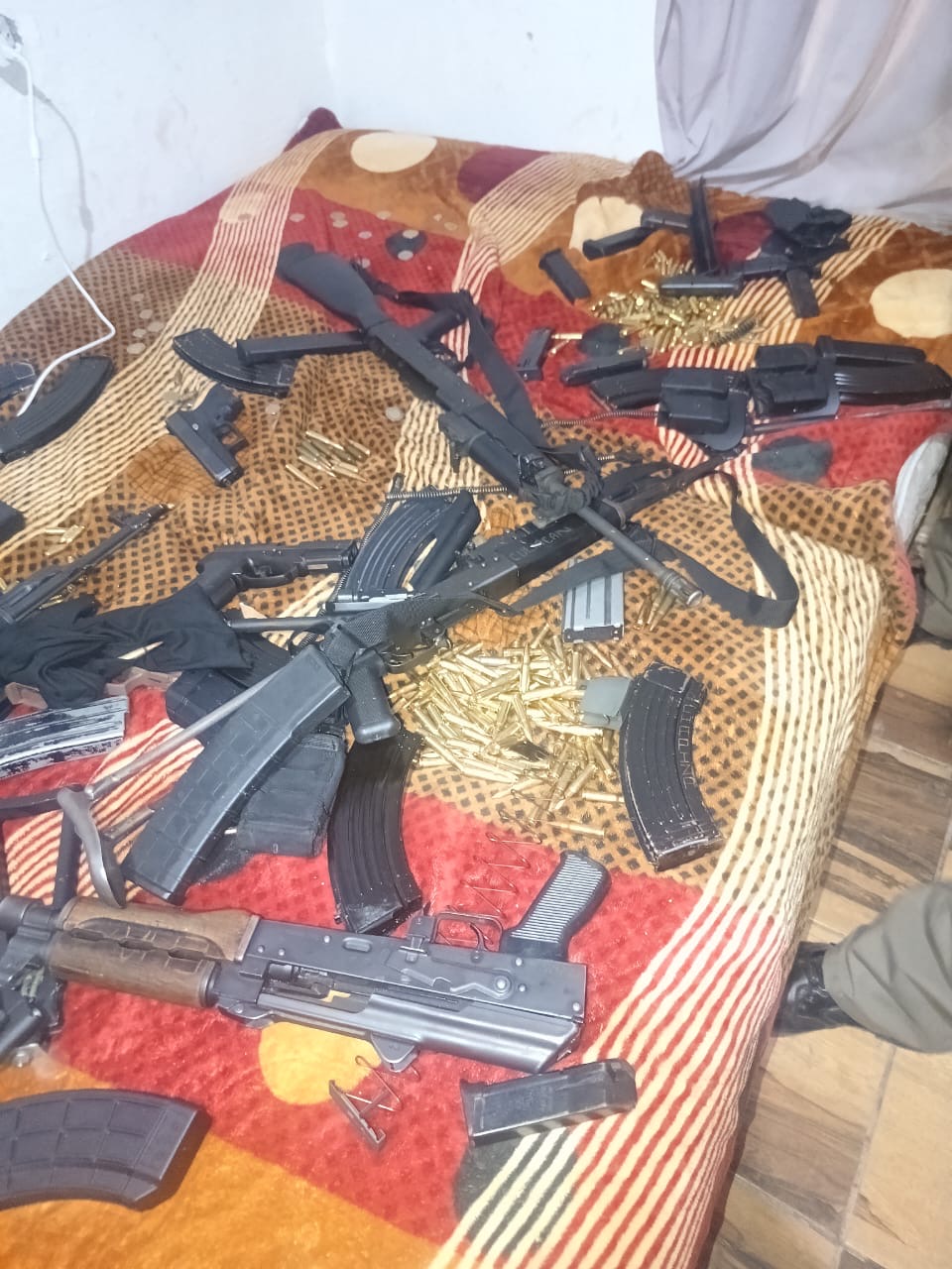 🚨 Decomisan fuerte armamento durante cateo en el municipio de Ensenada