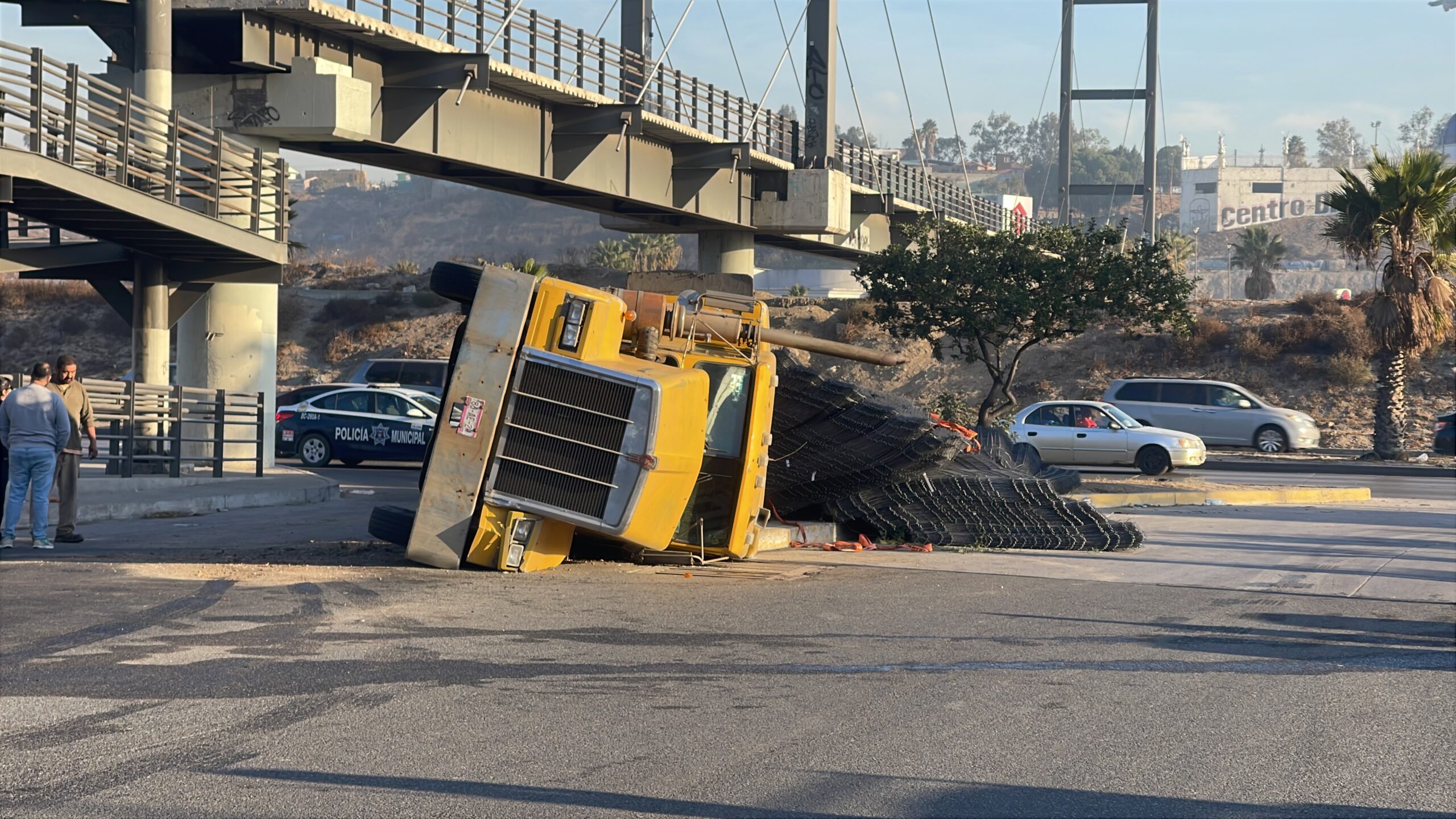 💥Volcadura de camión de carga pesada causa congestionamiento en vía rápida poniente de Tijuana 
