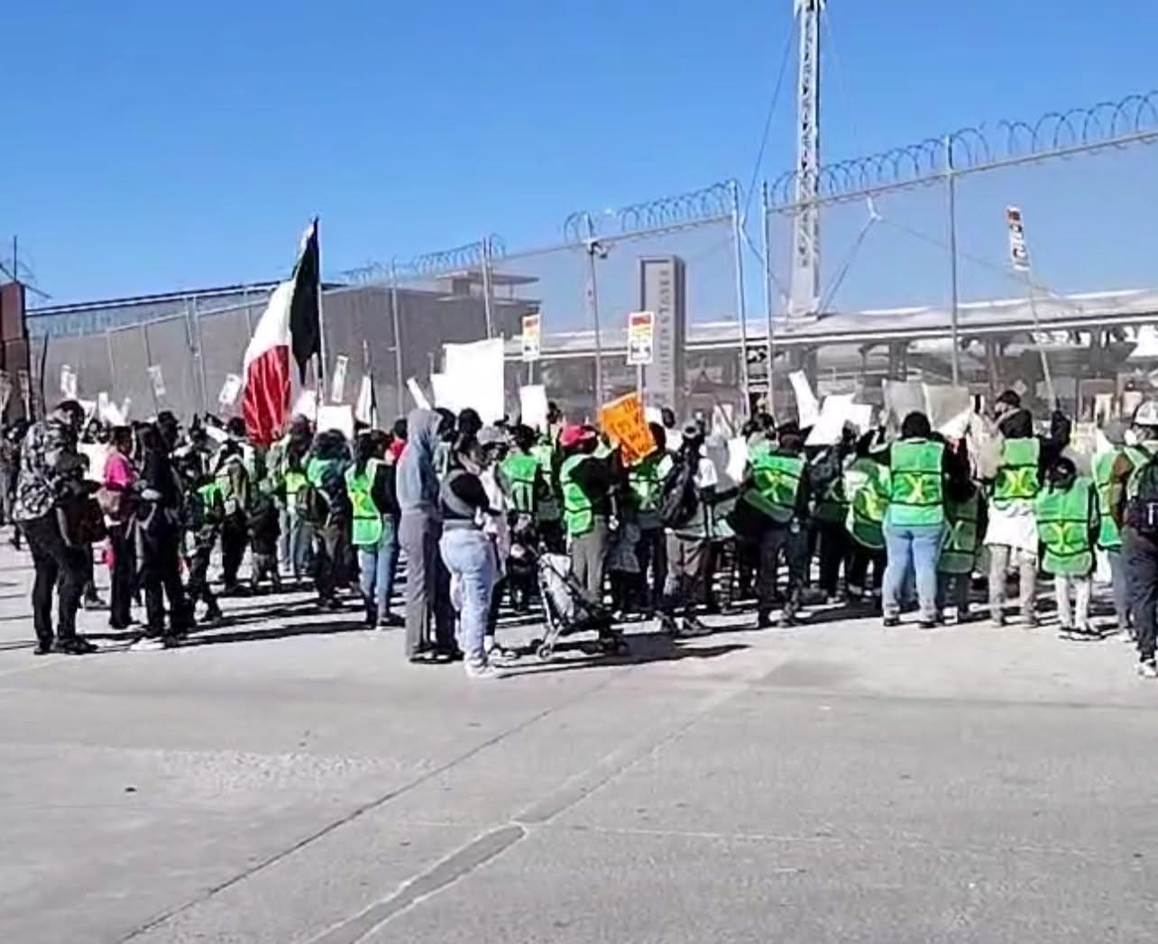 ‼️Marchan migrantes en la Garita de San Ysidro por conmemoración del Día del Migrante