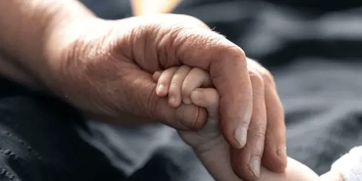 Disminución de nacimientos en Colombia y aumento de la expectativa de vida: un desafío para el sistema pensional