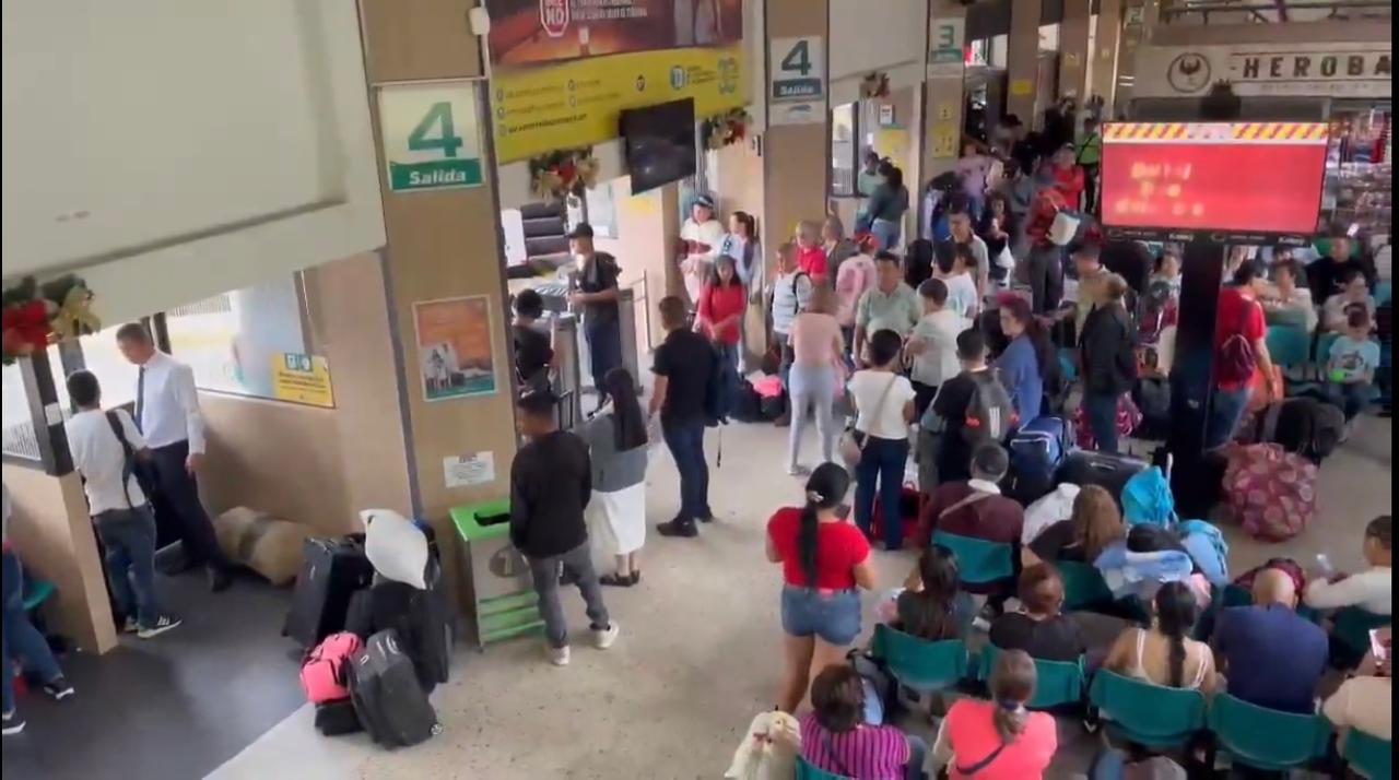 Filas interminables y tiquetes agotados en las terminales de transporte de Bogotá para este 31 de diciembre 