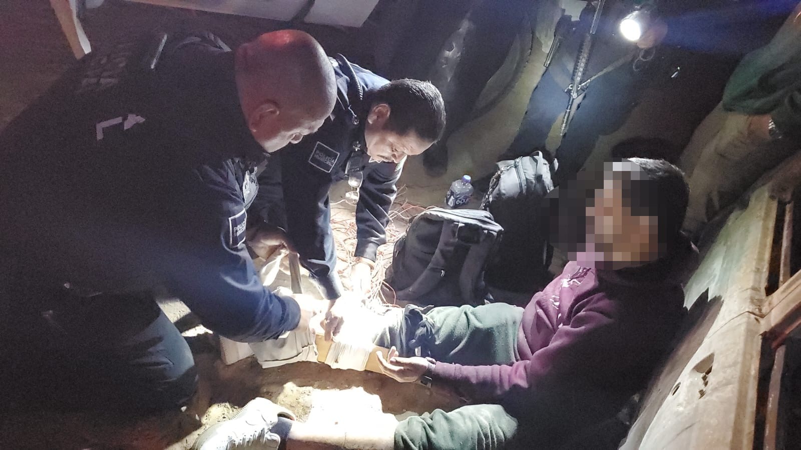 🚨 Cae migrante del muro fronterizo cerca del poblado Villa Zapata, policía municipal lo auxilió