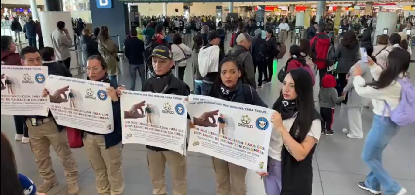 Viajeros pierden vuelos por huelga de trabajadores de Migración Colombia 