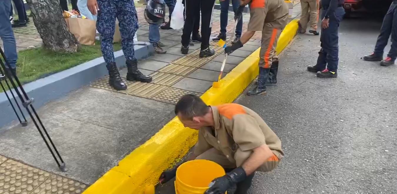 Alcalde de Bucaramanga puso a los presos a pintar calles de la ciudad  