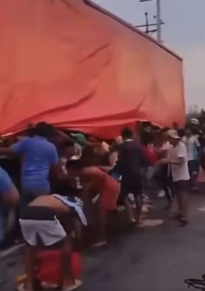 Saqueo masivo a camión cargado de bebidas en la vía Tasajera-Barranquilla: la comunidad se apoderó de la mercancía luego de una falla mecánica 