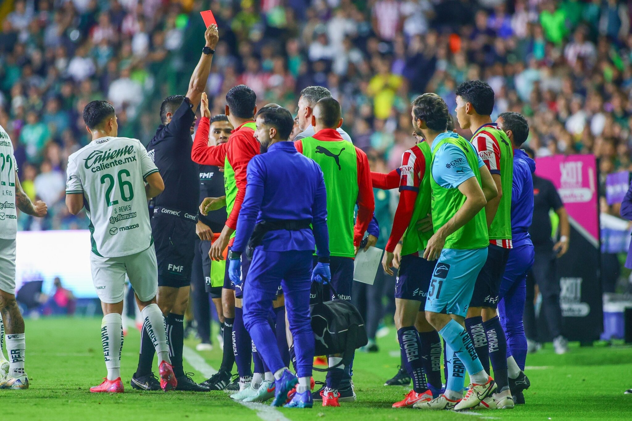 Óscar García rompe el silencio tras soltar una patada a James Rodríguez y salir expulsado ante León