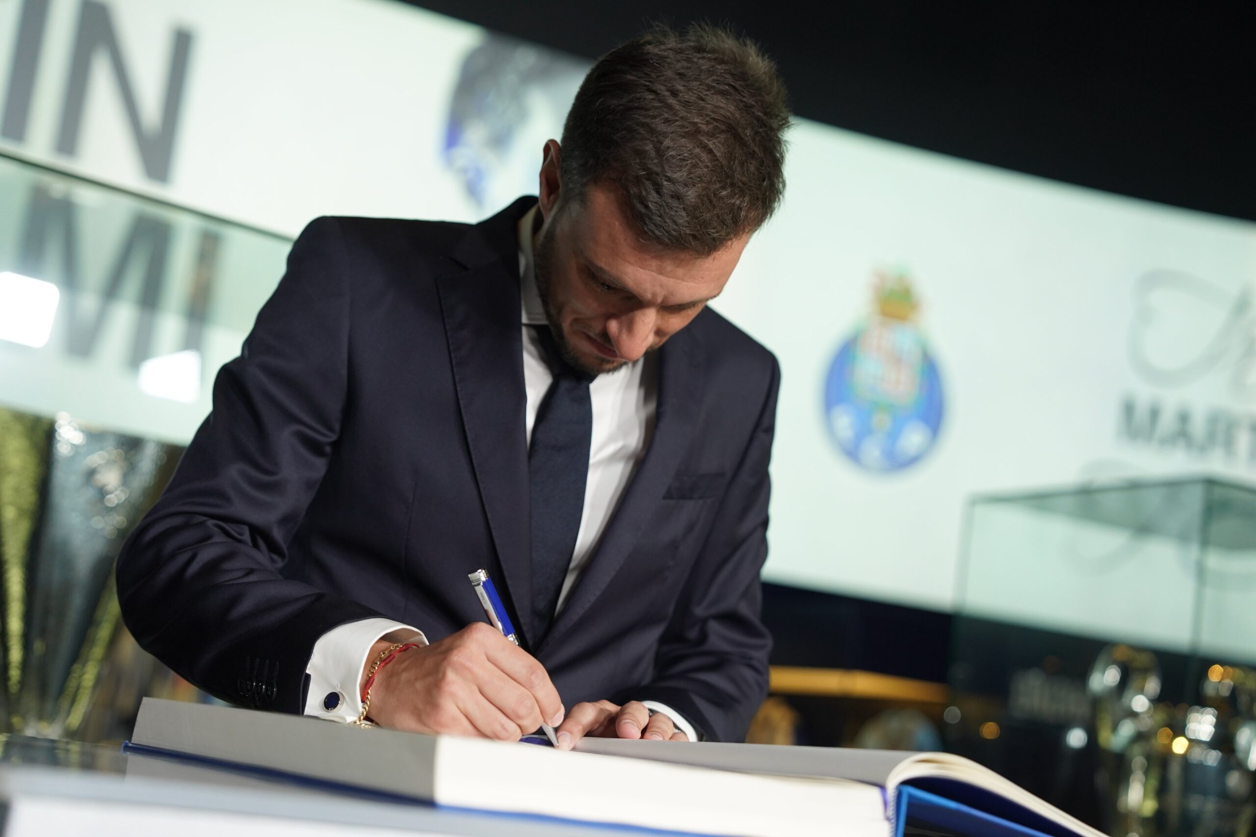 Martín Anselmi arremete contra Cruz Azul en su presentación como DT del Porto