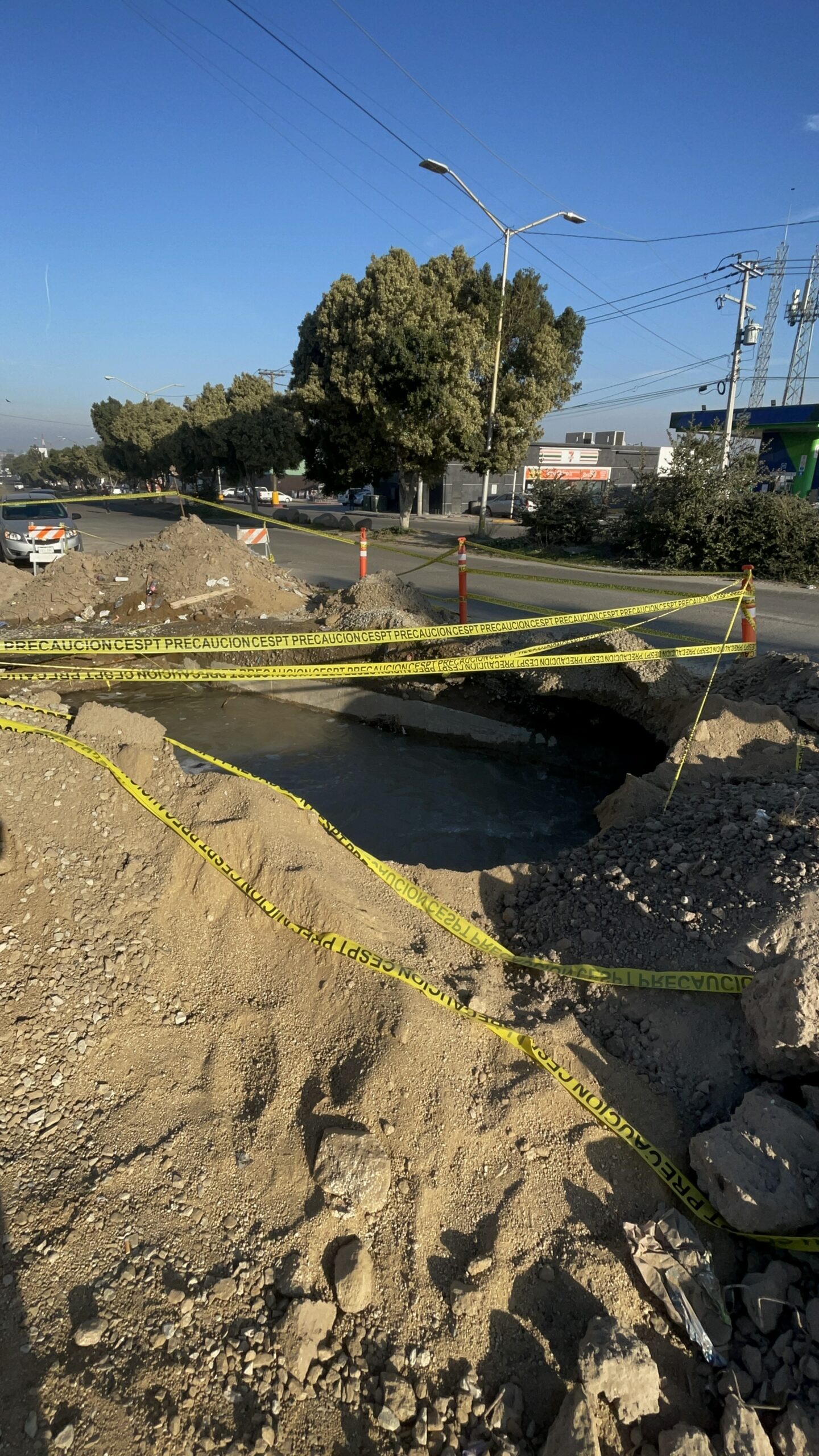 ⚠️ Socavón gigante en Boulevard Gustavo Díaz Ordaz: residentes denuncian negligencia de autoridades