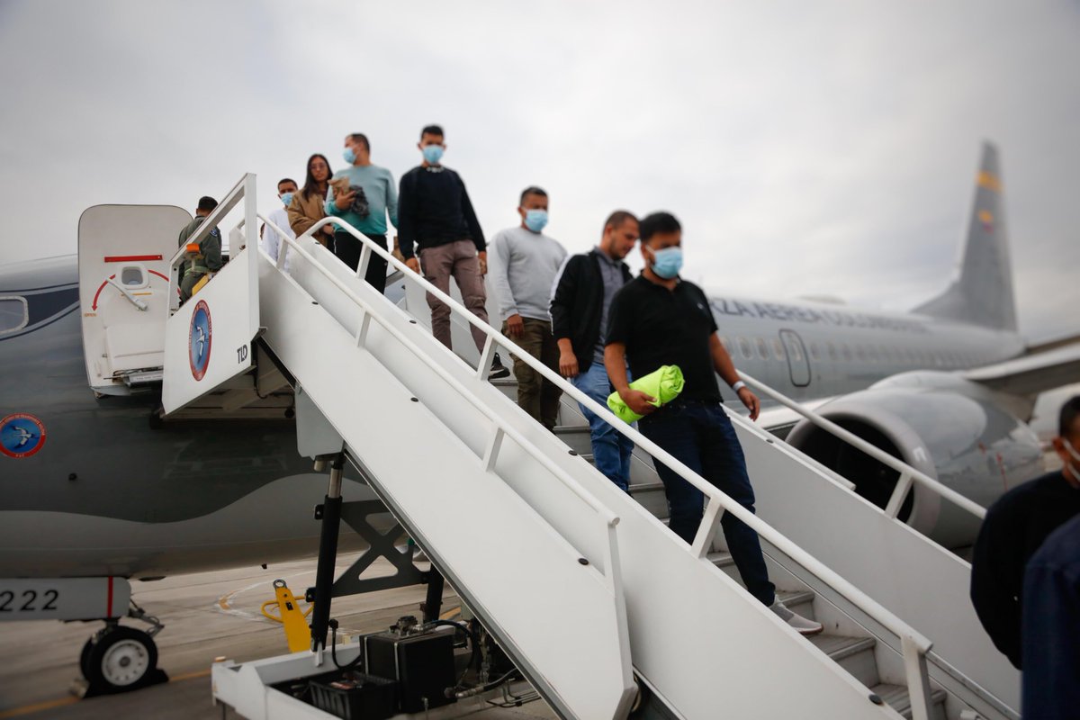 Llegan a Catam los primeros migrantes colombianos deportados de Estados Unidos