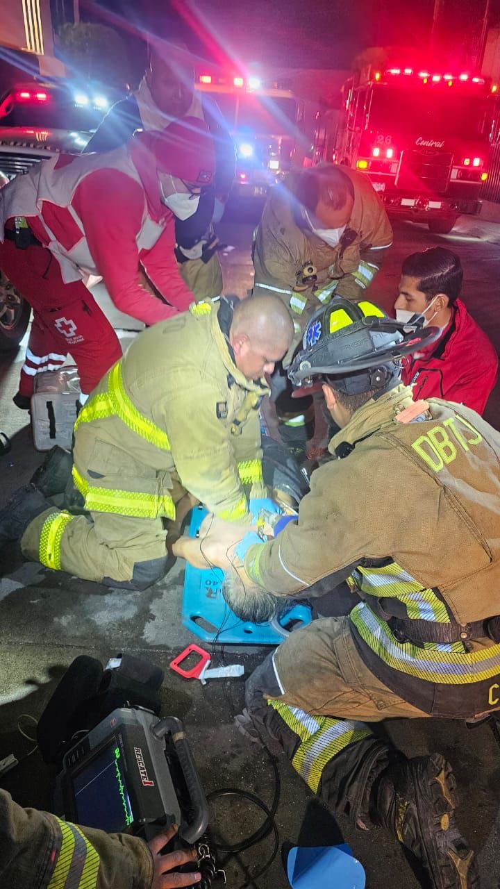 🚨 Bomberos de Tijuana rescatan a mujer de la tercera edad de incendio en la colonia hipódromo