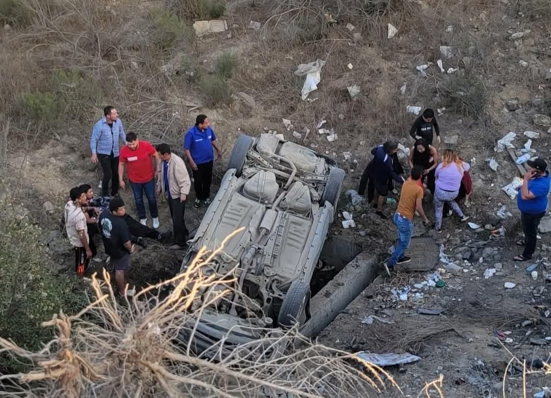 💥 Vehículo cae a barranco en Fracc. Natura; cuatro personas resultan lesionadas