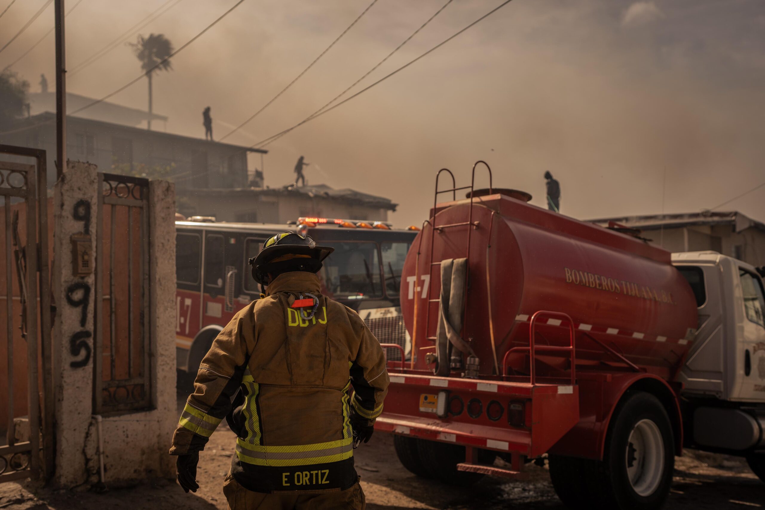 🔴Atiende Bomberos de Tijuana fuerte incendio en la colonia Cumbres del Rubí