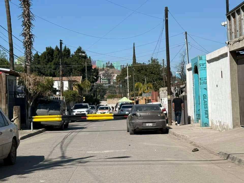 ⚠️Cierran avenida en la Colonia Los Pinos y genera controversia entre vecinos