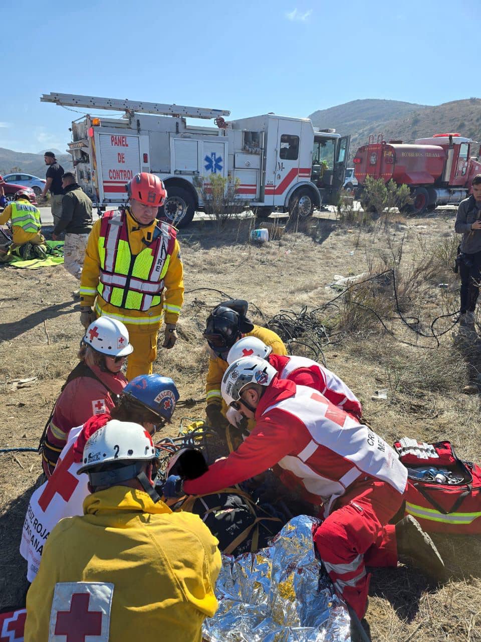 🚨 Bomberos realizan rescate de mujer que cayó a un barranco en el Bulevar 2000