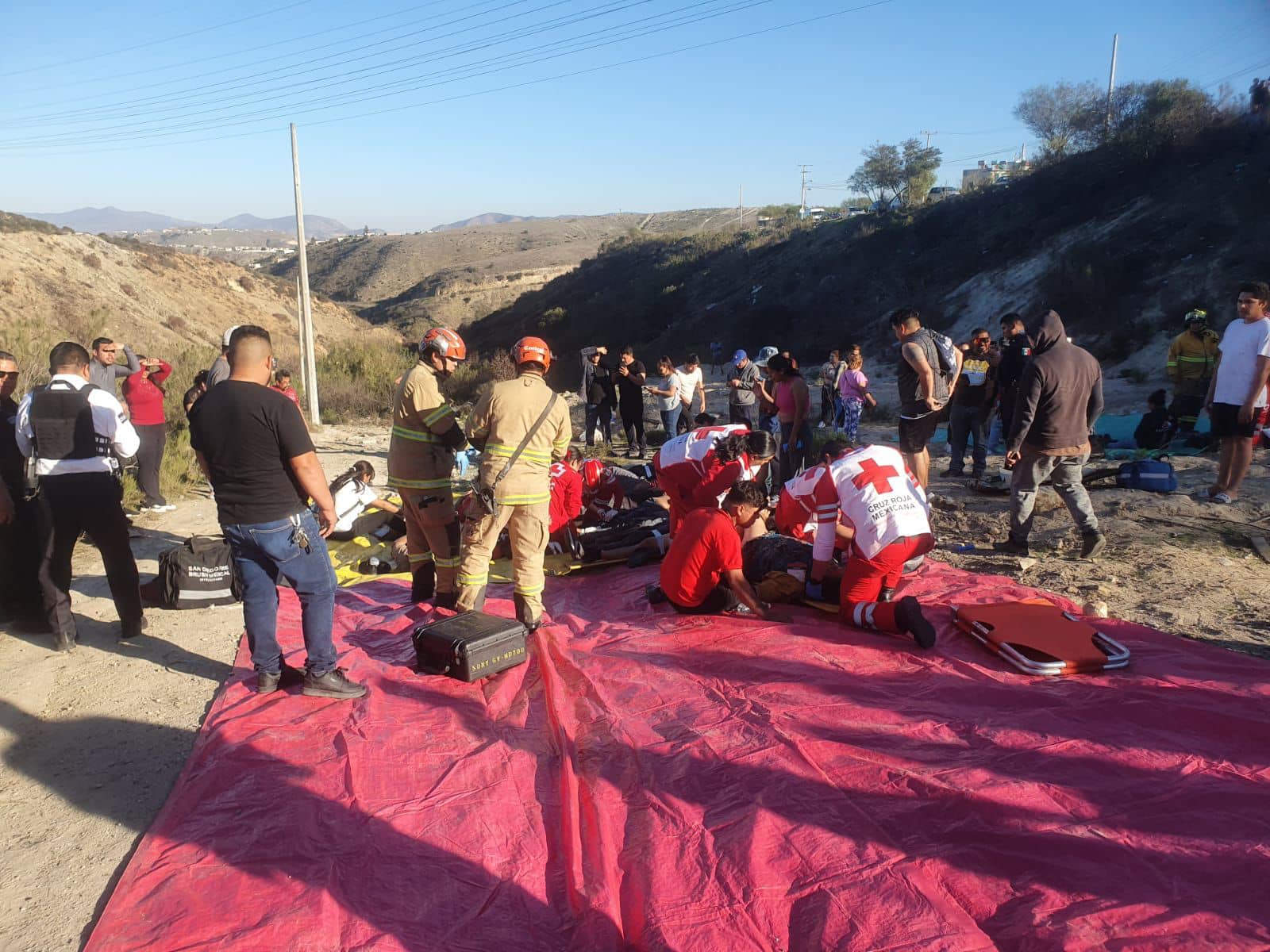 VIDEO: 🚧Volcadura de camión de transporte de personal en Tijuana dejó 3 heridos graves y 15 lesionados
