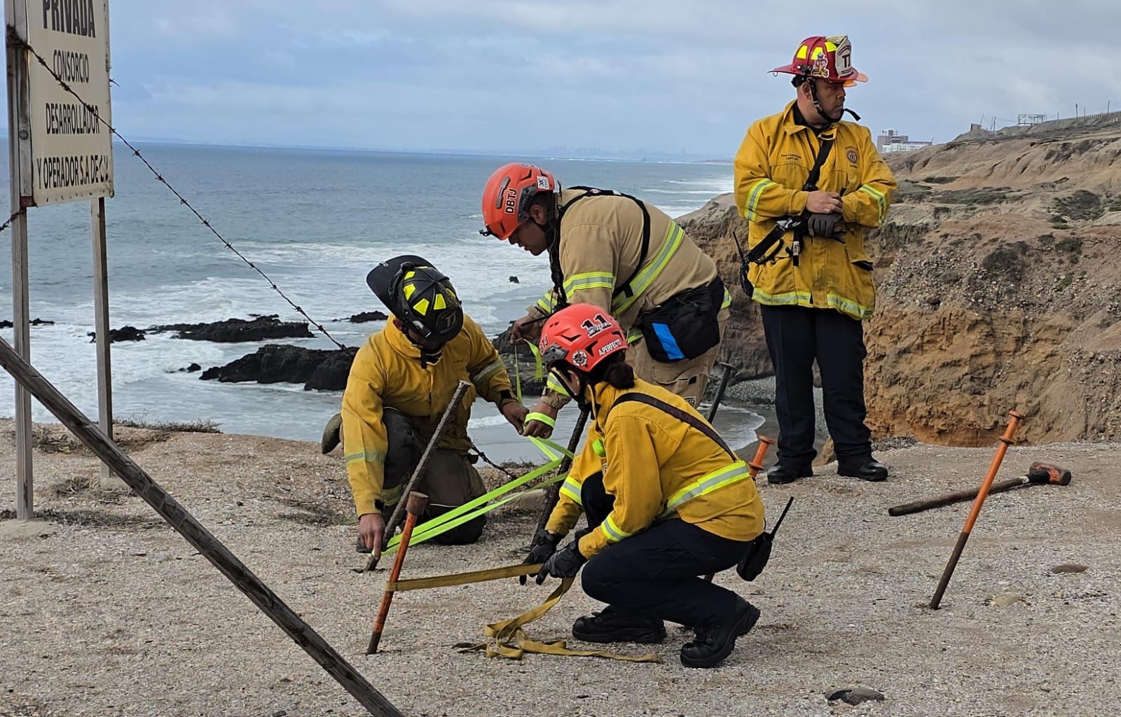 🚨 Rescatan a 4 personas en Playas de Tijuana tras colisión de embarcación con rocas