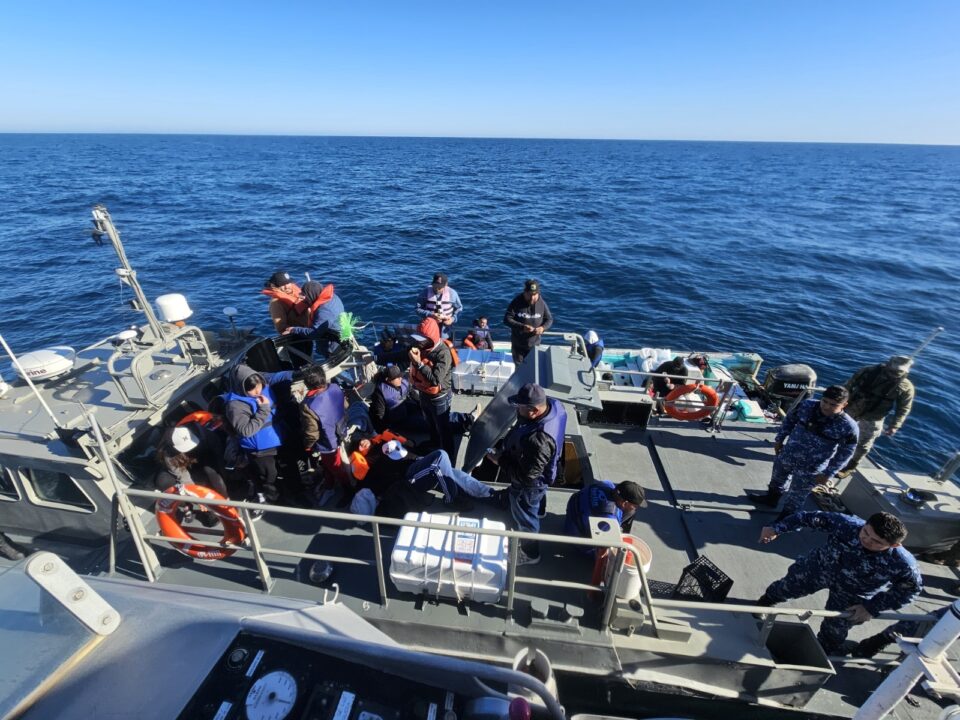 🚨Marina rescata a 22 personas que se encontraban a bordo de una embarcación en Ensenada