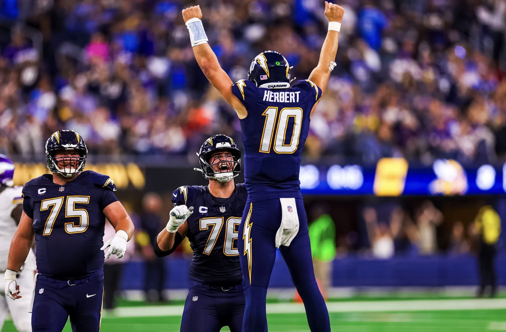 Chargers regresan con una electrificante victoria sobre los Vikingos