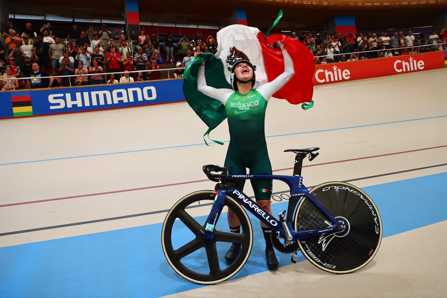 Yareli Acevedo hace historia y conquista el oro mundial en ciclismo de pista en Chile