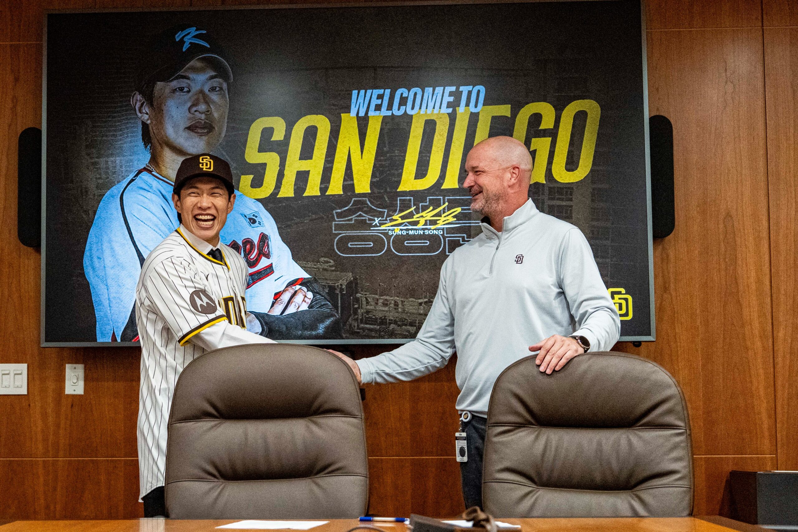 Sung-mun Song firma con los Padres por cuatro años y 15 millones de dólares
