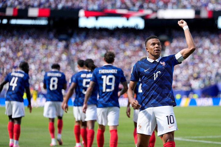 ¡Showtime en el debut! Mbappé se viste de héroe con dos goles mágicos