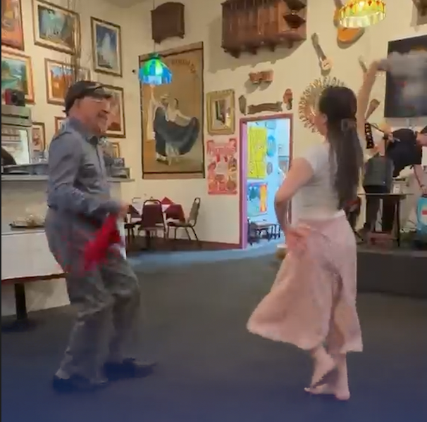 El arte no tiene edad: Pareja con 63 años de diferencia cautiva a comensales bailando Marinera en Redwood City