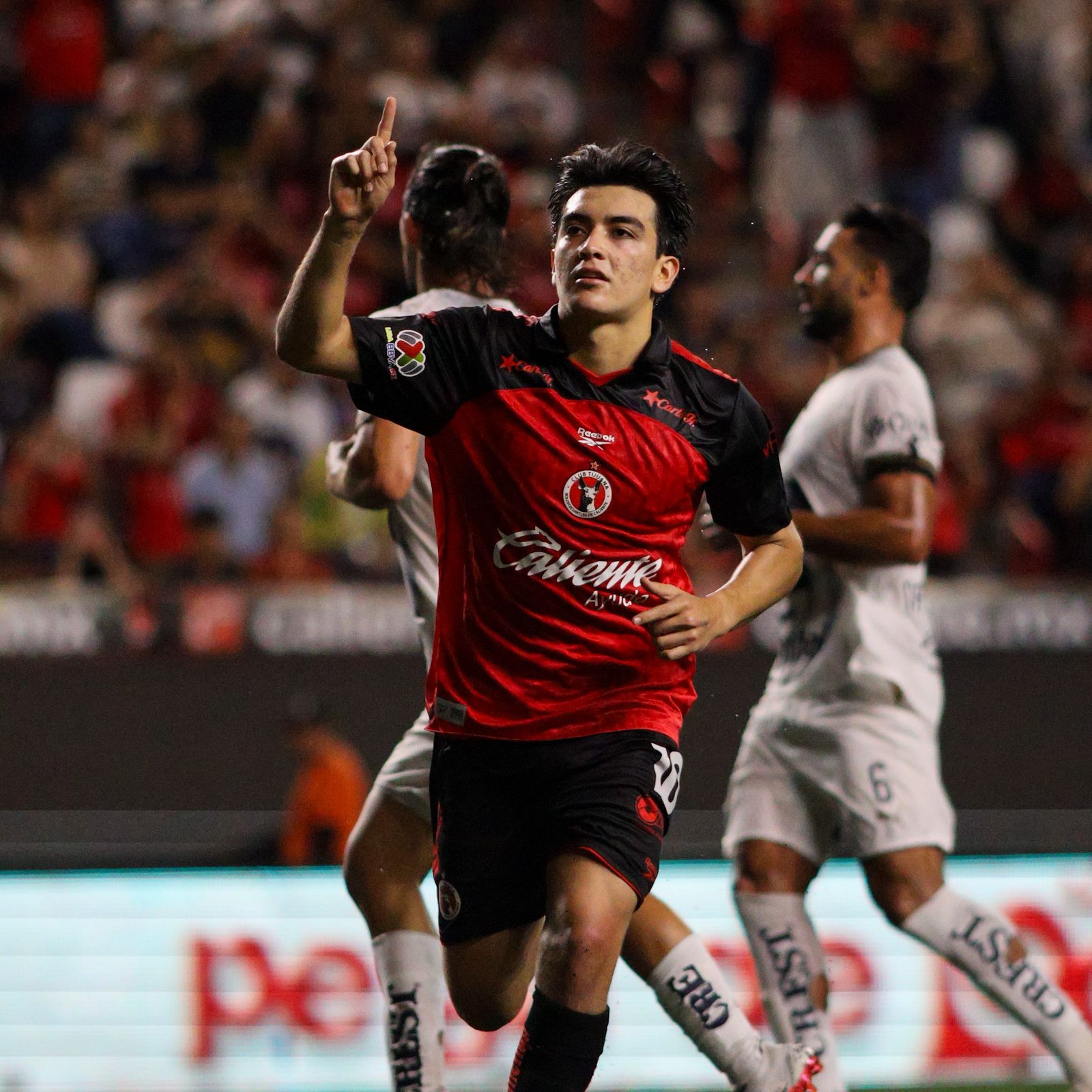 Arrasa Gilberto Mora en la Liga MX y supera a Henry Martín como máximo goleador mexicano